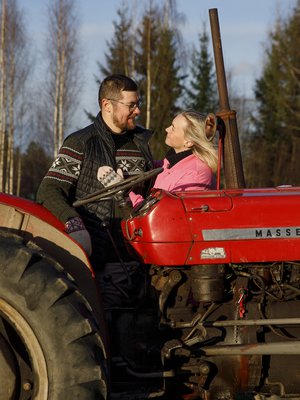 ”Usein illalla Kallen kainalossa nipistän itseäni ja varmistan, onko tämä onni todella totta”, Niina sanoo. 