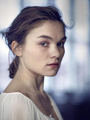 Marjut Mariston voi nähdä Kajaanin kaupunginteatterin Valkoisessa peurassa sekä Fragile – särkyvää -esityksessä Kajaanissa, Oulussa ja Turussa. Valkoinen peura vierailee Helsingissä KokoTeatterissa 15.–17. joulukuuta.