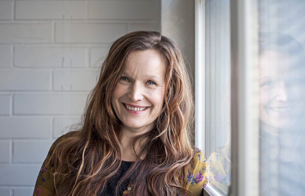 Ohjaaja Johanna Vuoksenmaan uusin ohjaus on Viikossa aikuiseksi. Hän on myös tehnyt sen käsikirjoituksen.