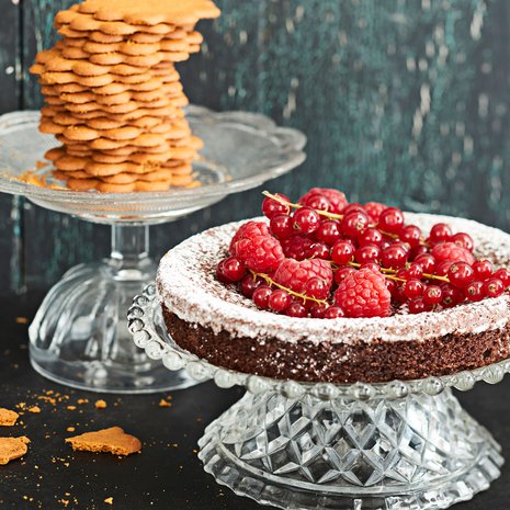 Nämä kakkuvadit saavat katseen kiinnittymään valmispipareiden sijaan astiaan.