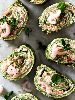 Munakasrulla on helppo, nopea ja edullinen tarjottava. Lohi ja ravut tekevät rullasta juhlavan.