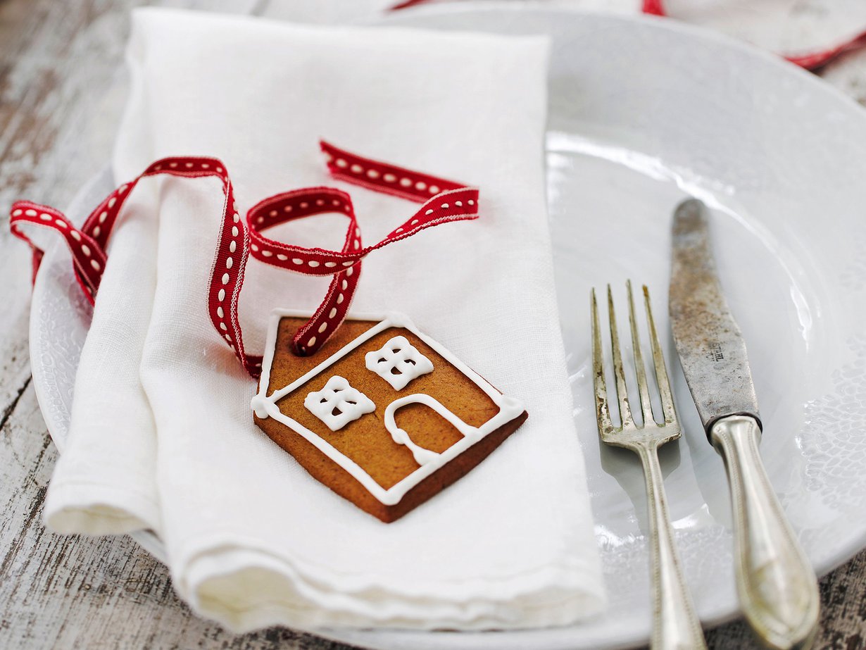 Lautasliinarullan päälle solmitaan sievä rusetti. Piparimökki nautitaan lopuksi jäätelön ja kahvin kera.