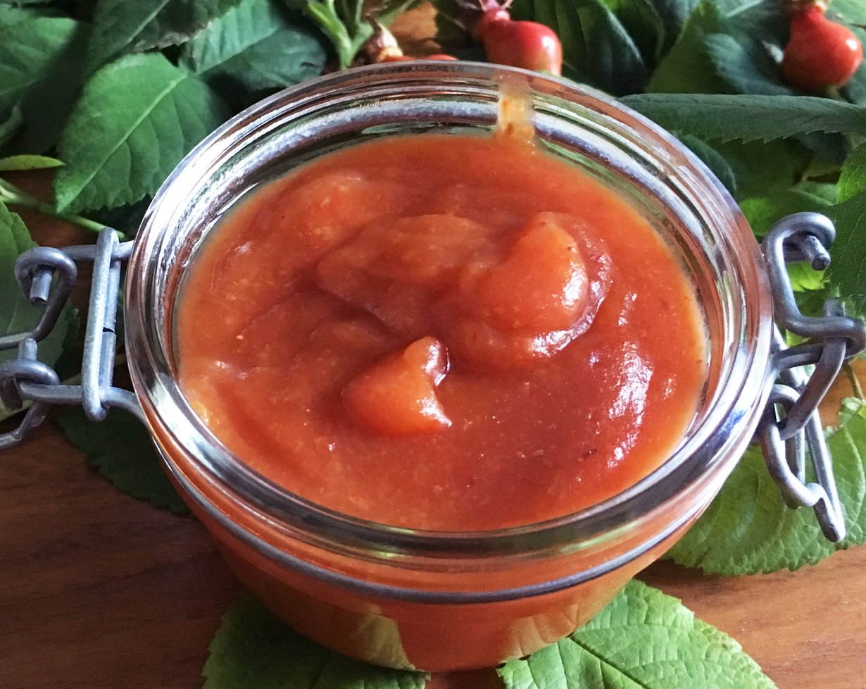Ruusunmarja antaa värin lisäksi omenahillolle ison tujauksen C-vitamiinia.