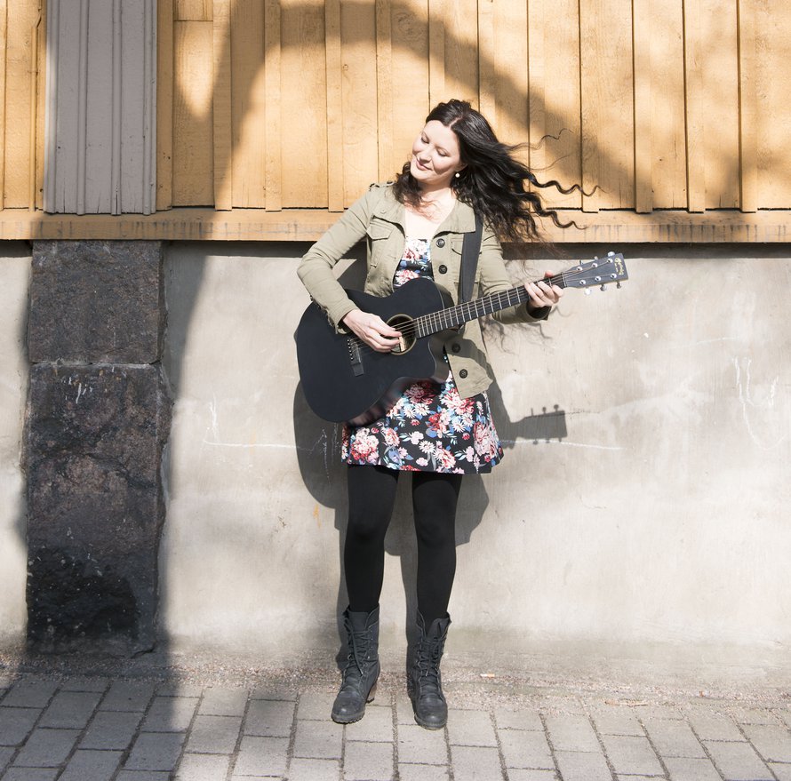 Laulaja-lauluntekijä Anna Kokkonen, 33, asuu Helsingissä miehensä Jarkon kanssa. Anan tekee musiikin ohella opettajan sijaisuuksia. Hänestä tuntuu ihmeelliseltä kuulal omia laulujaan radiosta.