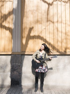 Laulaja-lauluntekijä Anna Kokkonen, 33, asuu Helsingissä miehensä Jarkon kanssa. Anan tekee musiikin ohella opettajan sijaisuuksia. Hänestä tuntuu ihmeelliseltä kuulal omia laulujaan radiosta.