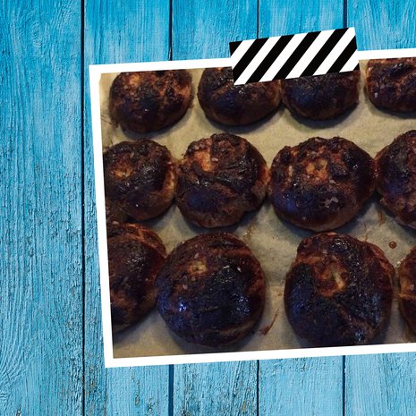 "Gluteenittomien pullien kauneuskilpailussa viimeinen sija. Rumia päältä, hyviä sisältä." – Janerva