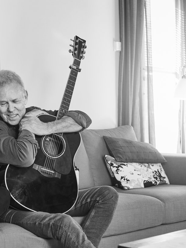Mauri Kunnas, 69, asuu Espoossa vaimonsa Tarjan ja kissansa Fannyn kanssa. Hänen tyttärensä Noora Kunnas, 31, on myös kirjailija. Noora asuu Helsingissä kissansa Aimo Rykämön kanssa.