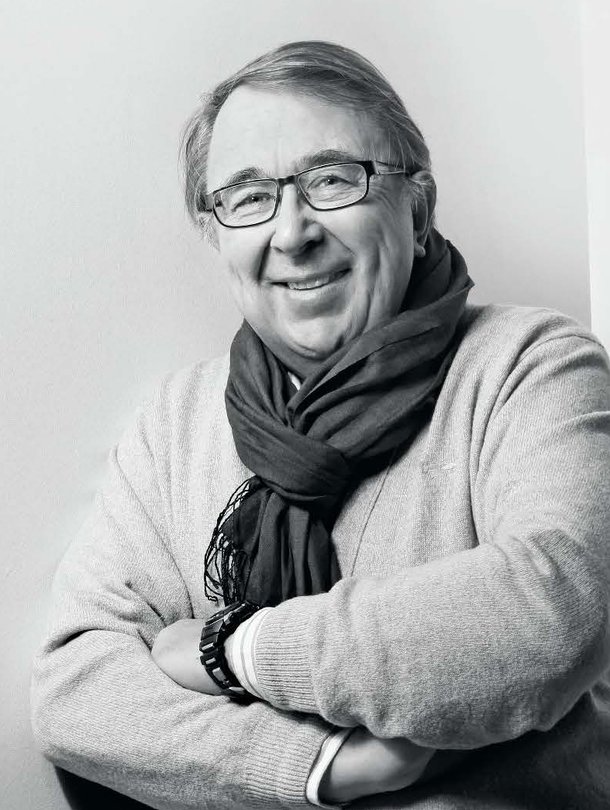 68-vuotias filosofian professori emeritus Timo Airaksinen julkaisi juuri kirjan Halun vallassa – onnellisuutta etsimässä. Hänestä suomalainen onni on luminen mäntymetsä omakotitalon ikkunassa. ”Mutta mihin se riittää tässä pahassa maailmassa?” hän kysyy.