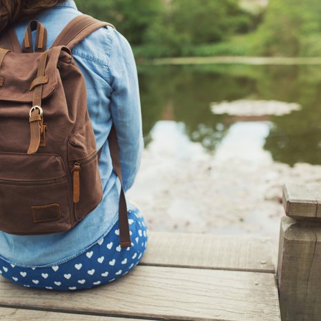 Lähteä vai jäädä? Jäämistä kannattaa harkita vain, jos väkivaltainen kumppani ottaa vastuun ongelmastaan ja hakee ammattiapua. 