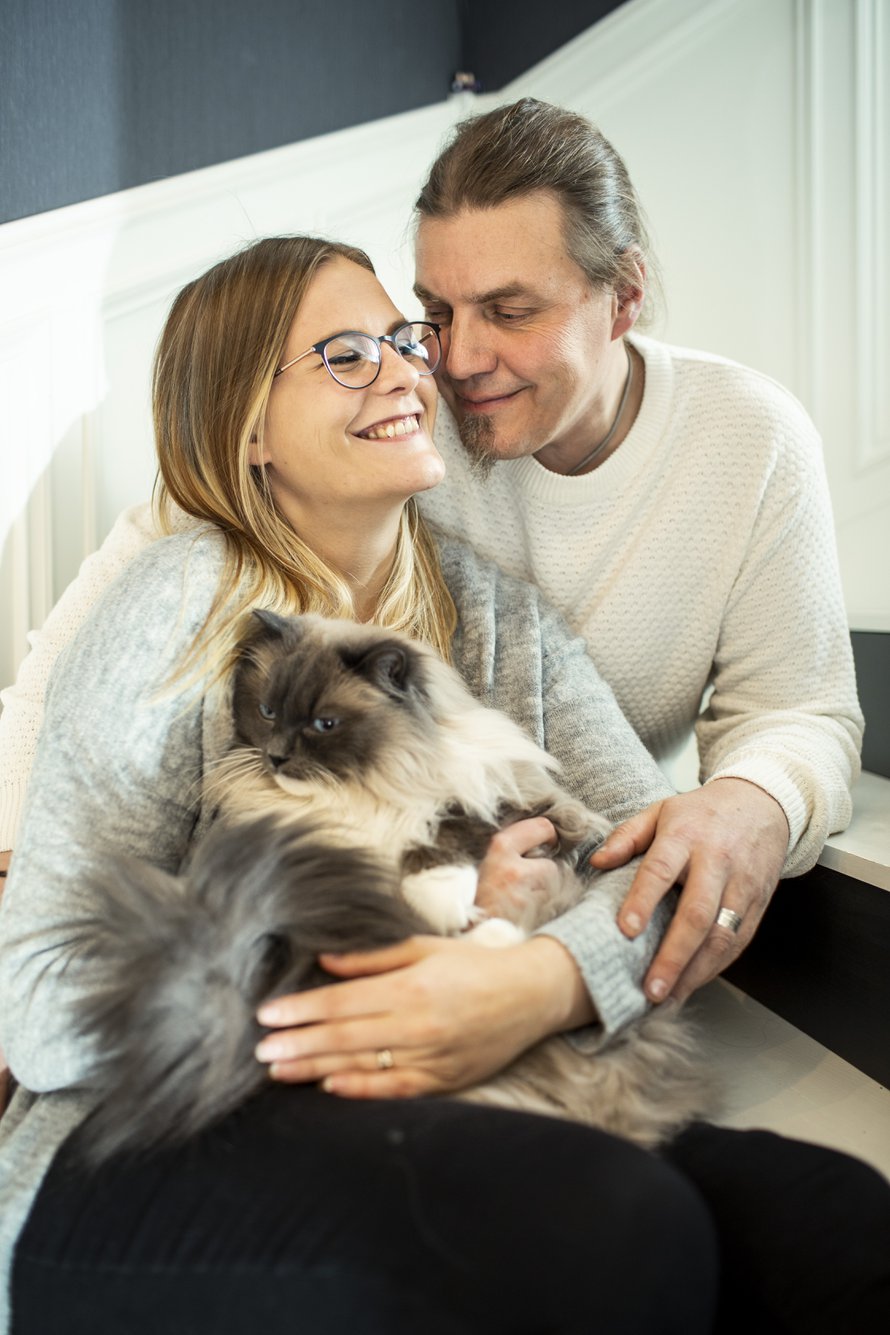 Sini Kaapro-Lindenberg ja Peter ”Pete” Lindenberg ovat olleet yhdessä vajaat kuusi vuotta, naimisissa vuoden. He asuvat puutalossa Äänekoskella, ja heillä on kissat Matti ja Teppo. Sini on sosiaalialalla, Pete on huoltoasentaja. He harrastavat yhdessä retkeilyä.