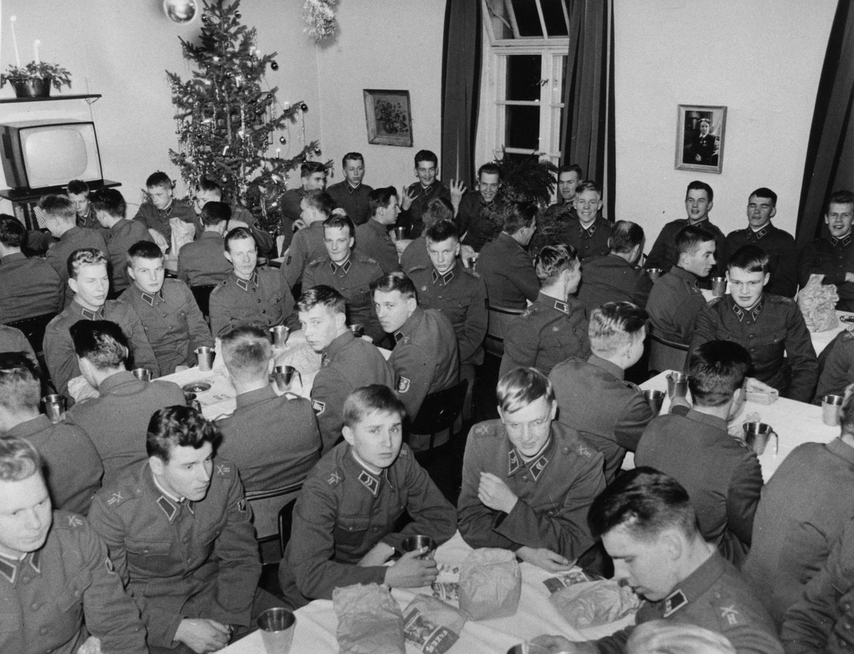 Vuonna 1963 Kaartin pataljoonan joulujuhlassa oli tupa täysi.