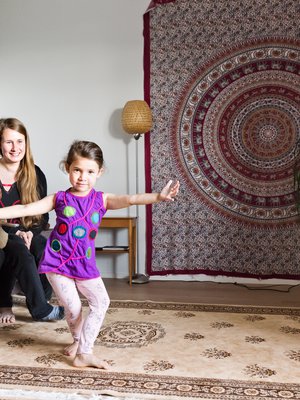 Heidi Melin-Gandhari, 34, työskentelee eri hyväntekeväisyysjärjestöjen varainhankinnan koordinaattorina. Manoj Gandhari, 33, on nepalilainen muusikko, joka soittaa nelikielistä sarangia aina koti-ikävän iskiessä. Heidi ja Manoj asuvat Helsingissä 4-vuotiaan Asmita-tyttärensä kanssa ja matkustavat talvisin Nepaliin.