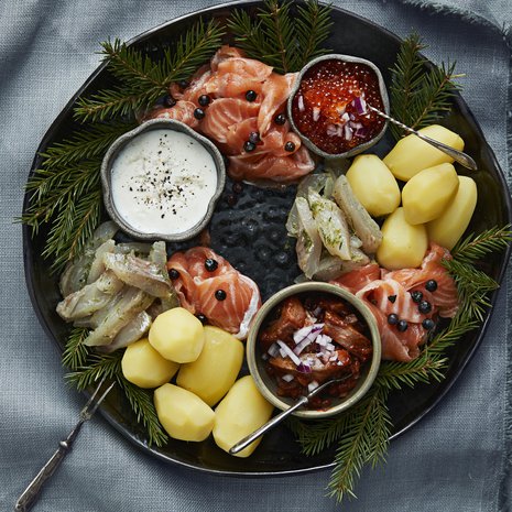 Keitä katajanmarjalohen, kuusimarinoidun siian, tomaattisillin ja mädin seuraksi puikulaperunoita. Piparjuurimajoneesi kruunaa makujuhlan. Reseptit löydät Kodin Kuvalehdestä 24/2019.