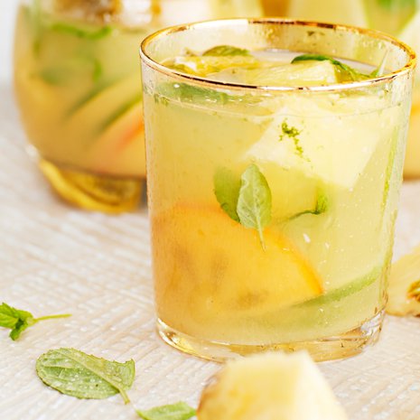 Pakasta hedelmät maukkaiksi jääpaloiksi. Kohmeiset hedelmät viilentävät juoman hauskemmin ja antavat makua, kun niitä painelee lusikalla. 