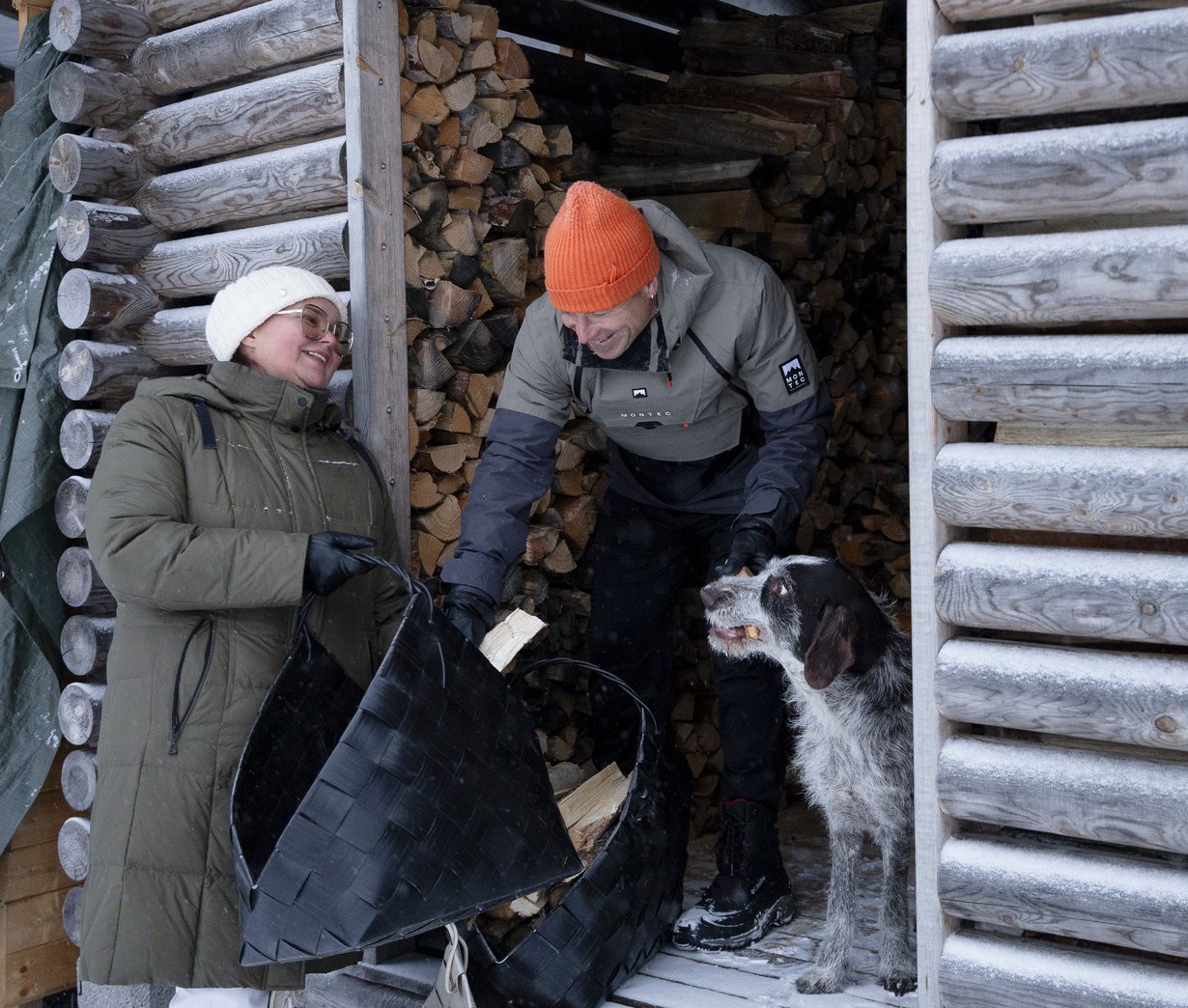 Uupumuksen jälkeen Anne Laurila ja Janne Niskala saavat taas toisistaan esiin parhaat puolet. Kuvassa on myös perheen karkeakarvainen saksanseisoja Sulo.