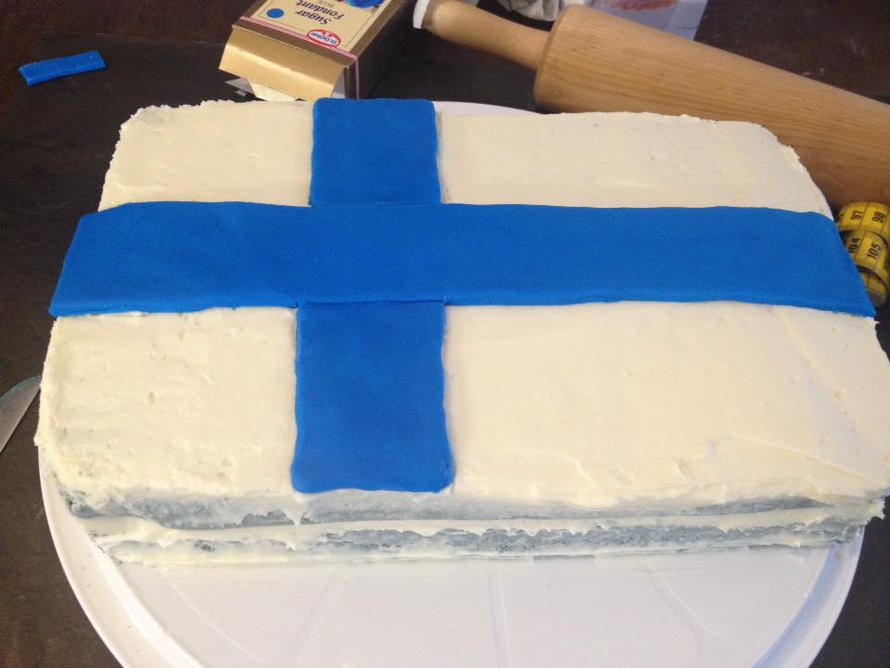 Tällaisella Blue Velvet -kakulla herkuteltiin perheen ja parin sukulaisen kanssa. - Heidi Burtsoff