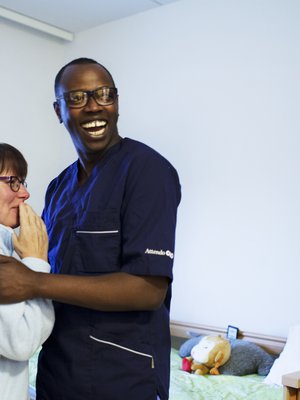 Taina Tuominen jaksaa nousta pyörätuolista tanssimaan, kun lähihoitaja Athanase Murima eli Atte on varmistamassa.