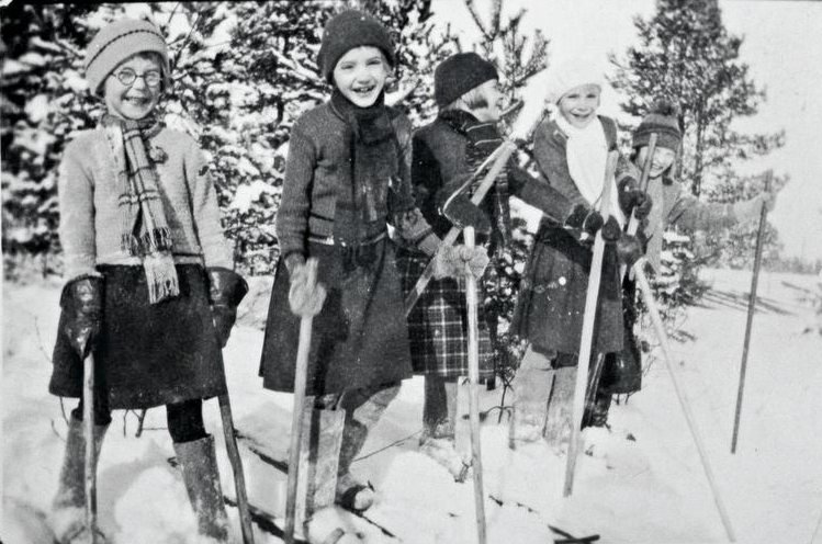 "Olemme serkkujen kanssa hiihtämässä. Minä tähyilen keskellä iloisena taivaalle. Vielä ei pommikoneita näy."