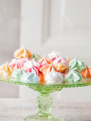 Iloisten gluteenittomien marenkien väri tulee elintarvikeväristä.