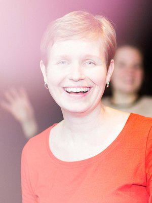 Viikoittaiset improvisaatioharjoitukset naurattavat, herättävät tunteita ja opettavat hyväksymään epäonnistumisia.