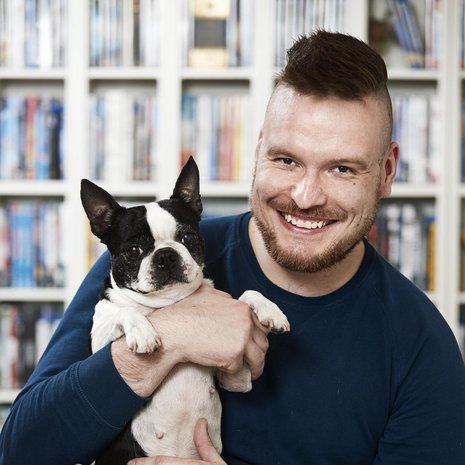 33-vuotias Jonas Pieninimi asuu vaimonsa Katin ja kahden koiran kanssa Vantaalla. Bostoninterrierit Wanda ja Sookie saivat nimensä elokuva- ja tv-sarjojen henkilöiltä. Jonas on työskennellyt hotelli- ja vakuutusalalla. Nyt hän haaveilee ammatista, jossa voisi auttaa mielenterveyden kanssa kamppailevia.