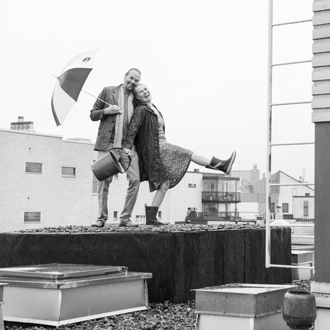 ”Olemme molemmat olleet välillä köyhiä, kerta kaikkiaan. Nina on joskus sanonut, että olemme ostaneet kaiken käytettynä paitsi ruuan, ja senkin vähän ennen kuin se menee vanhaksi”, sanoo Ninan pikkuveli Sauli.