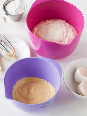 Vatkaa keltuaiset ja tomusokeri vaaleaksi, kuohkeaksi vaahdoksi. Vaahdota kerma ja vaniljasokeri pehmeäksi vaahdoksi toisessa kulhossa.