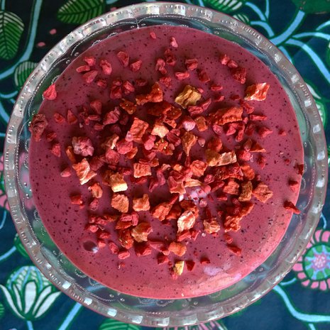 Pakastetuista mustikoista tehty vispipuuro on pehmeän ja lempeän makuista. Koristele puuro kuivatuilla marjoilla.