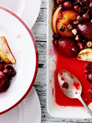 Viinirypäleet näyttävät komeilta, kun ne on paahdettu terttuina. Rypäleet voi myös irrotella rangasta ennen paahtoa, jolloin jälkiruokaa on helpompi annostella ja syödä.