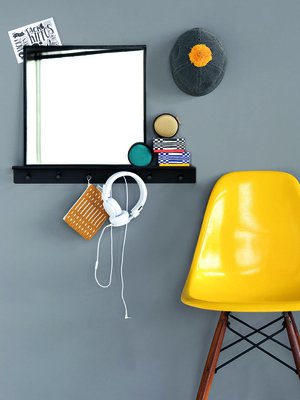 Kun tilaa on vähän, monikäyttöiset kalusteet ovat parhaita. Kekseliäs monitoimihylly on yhtä aikaa peili, naulakko ja laskutila pikkutavaroille.