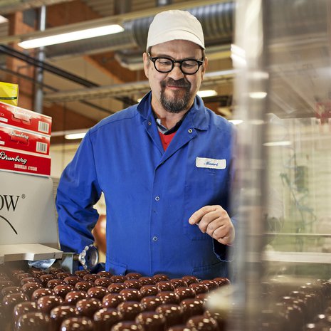 Suklaatehtaan tuotekehityspäällikkö Mauri Niemelä, 57, ei voisi kuvitella elämää ilman makeaa. Hän pitää huolen siitä, että muillakin on uutta maisteltavaa. 