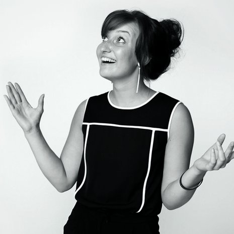 Iida Mäkikallio, 25, työskentelee tunnetaito- ja vuorovaikutus­valmentajana. Hän opiskelee psykologiaa ja kouluttaa Filosofian Akatemia -yrityksessä. Iida ohjaa flow-joogaa ja harrastaa tanssia ja luonnonvesissä uimista.