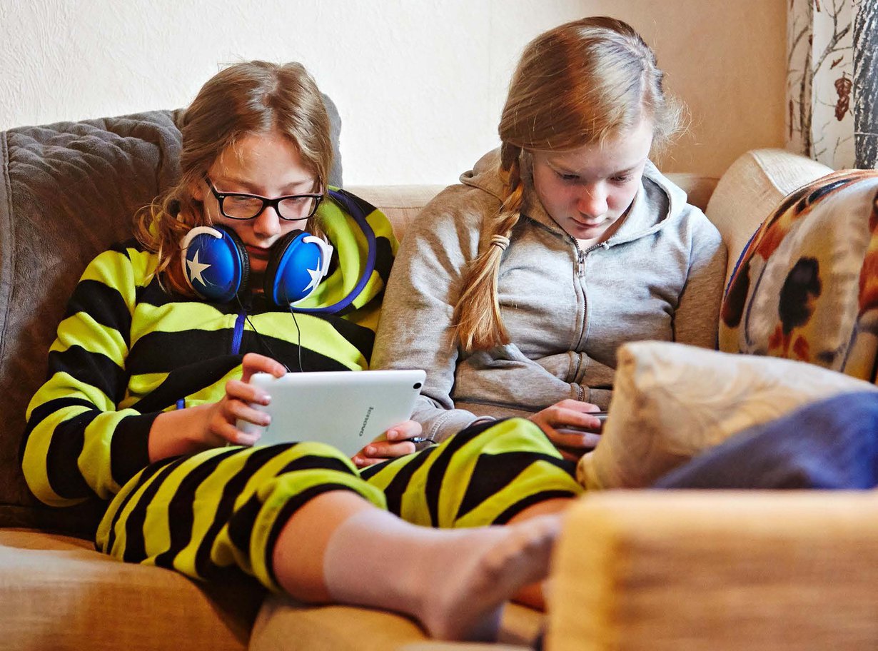 Siru ja Sanni Jäntti, 11, asuvat äidin, isän ja kaksi vuotta vanhemman isosiskon kanssa Kotkassa. Siru harrastaa jalkapalloa. Sanni lopetti vähän aikaa sitten jalkapallon ja aloitti voimistelun ja sirkuksen. 