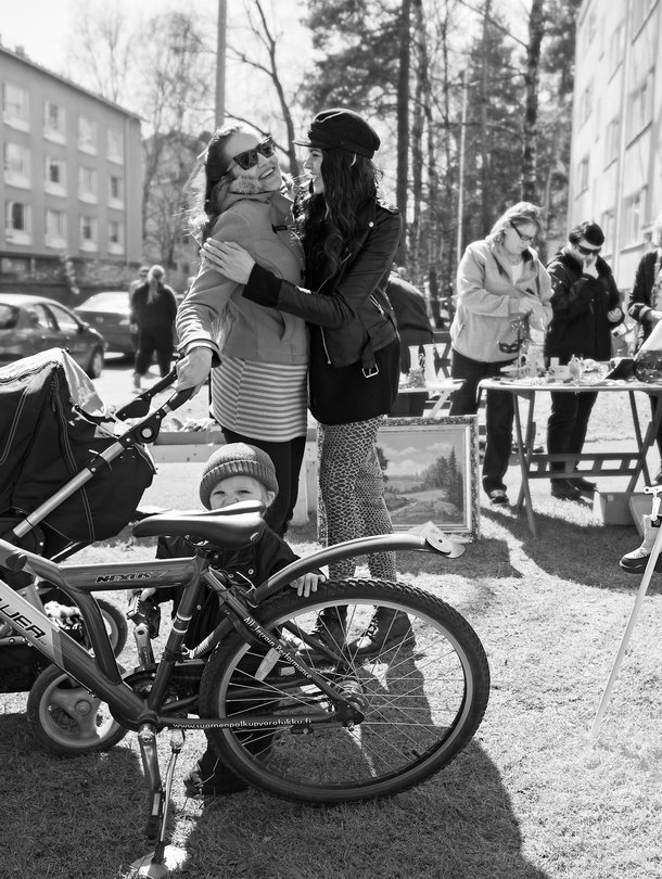 Sisarusten vanhemmat ovat tatuoija–yrittäjä Wilma Schlizewski ja valokuvaaja Jukka Mykkänen.