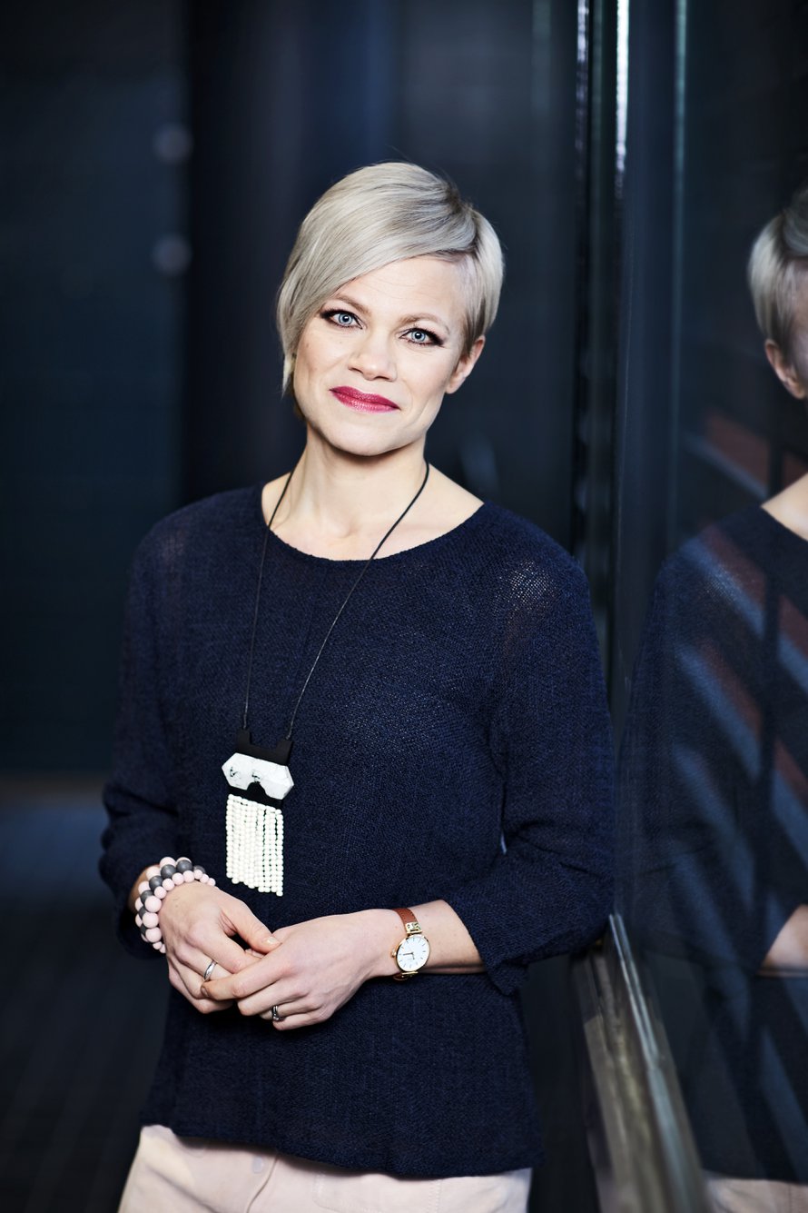 Pohjustustuotteet auttavat pitämään Kaisan graafisen kampauksen kuosissa koko päivän.