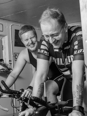 Jari ja Aki Lottonen, isä ja poika, treenaavat nykyään yhdessä. "Kun olimme maratonilla Tukholmassa, osoittelin juostessa pojalle puistoja, joissa olin ryypännyt, ja rappukäytäviä, joissa olin nukkunut", Aki kertoo.