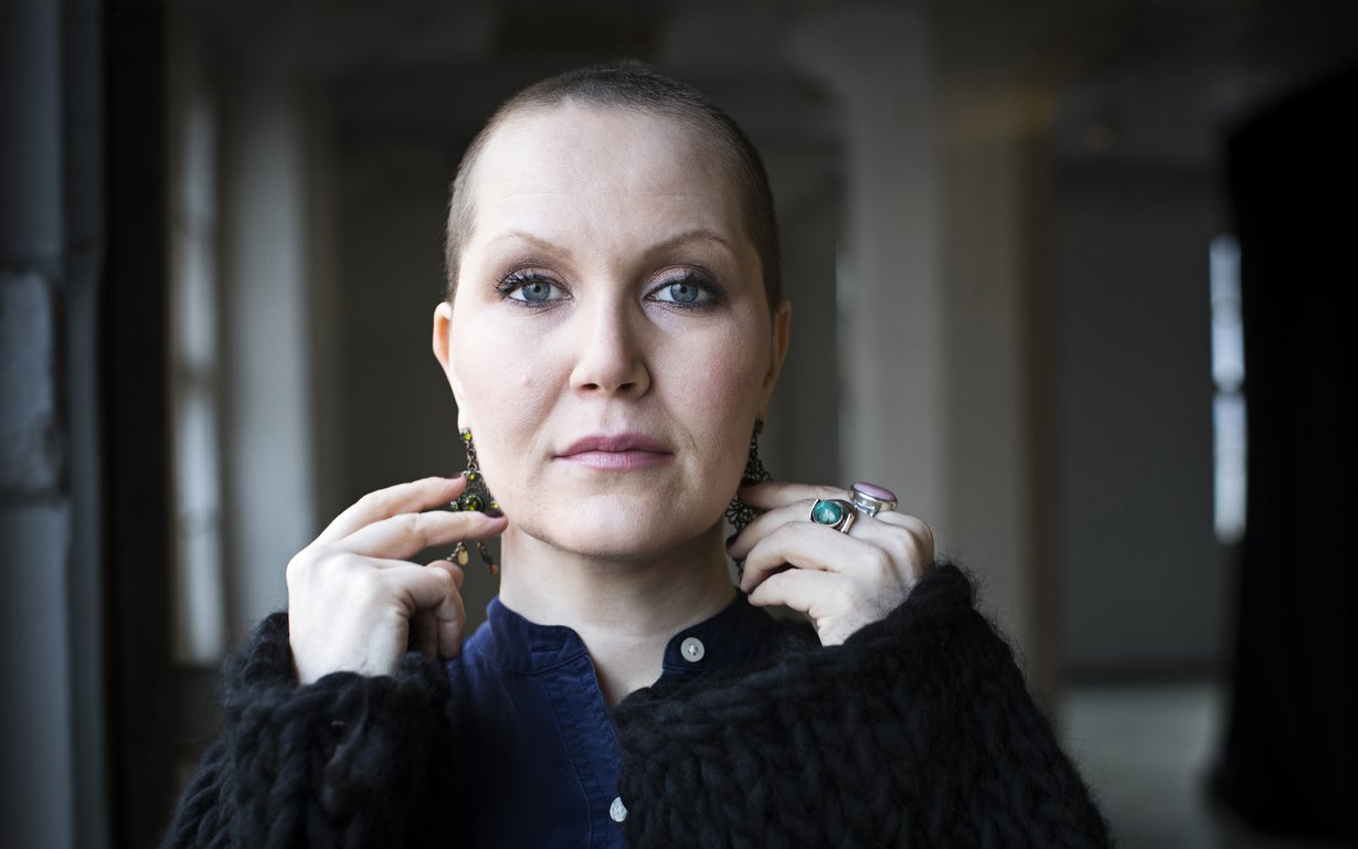 Laulaja ja lauluntekijä Astrid Swan, 35, asuu Helsingissä tuottajapuolisonsa ja viisivuotiaan lapsensa kanssa. Muusikon työn lisäksi Swan työstää väitöskirjaa sekä ensi keväänä julkaistavaa teoskokonaisuutta syöpäkroonikon elämästä.