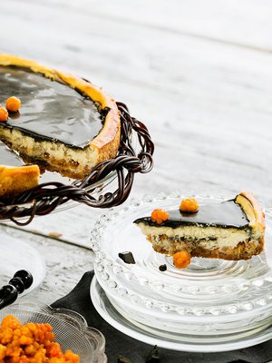 Halloween-juhlien värikoodiin sopii kauhistuttavan hyvin sametinpehmeä juustokakku.