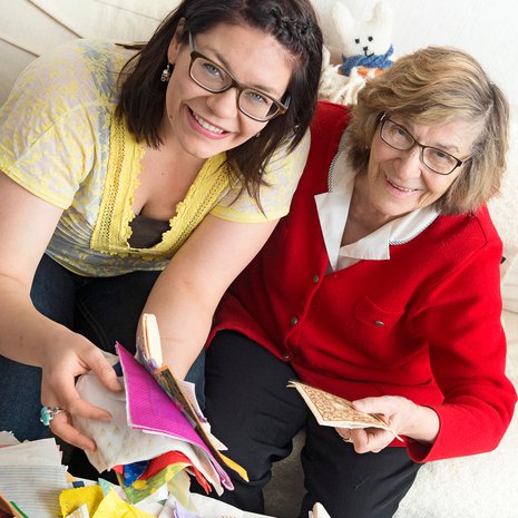 Sandran isoäiti on kerännyt lautasliinoja yli 30 vuotta. Melkein kaikkiin hän on kirjoittanut, mistä liina on peräisin.