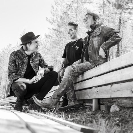 Alex ja Jimi Hautamäen muusikkoura alkoi jo taaperoina Costello-isän soittimia kokeilemalla. ”Olen itse aloittanut soittamisen samalla tavalla lapsuudenkotini kellarissa. Omien poikien bänditouhusta saatoin todeta samalla tavalla kuin isäni aikoinaan, että pysyvätpähän poissa pahanteosta”, Costi sanoo.