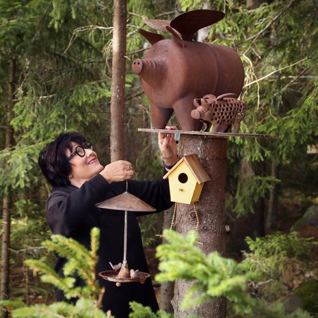 Puoliso oli sitä mieltä, että possuhahmoja keräilevän Sannan on saatava pihapiirin lintumetsään lentävä possu. Sen tekoon käytettiin esimerkiksi rikkinäistä vesipumppua. Täällä toteutuu ranskalainen sanonta: ”Kun sialla on siivet, kaikki on hyvin.” 