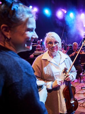 Orkesterin harjoitukset alkavat minuutilleen kello 10. Mikaela Palmu vaihtaa pari sanaa laulaja Yonan (vas.) kanssa.