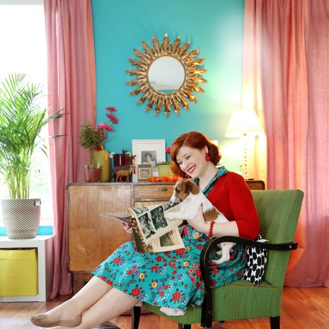 Annan asuissa ja kodissa on paljon vintage-vaikutteita. Korkokengät ovat 1940-luvulta ja mekko uustuotantoa Lindy Bop -nettikaupasta. Korvikset Luxulite ja vyötärölle päättyvä villatakki Doll Me Up. Koiranpentu Sulo osallistuu innokkaasti lehden lukuun.