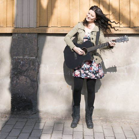 Laulaja-lauluntekijä Anna Kokkonen, 33, asuu Helsingissä miehensä Jarkon kanssa. Anan tekee musiikin ohella opettajan sijaisuuksia. Hänestä tuntuu ihmeelliseltä kuulal omia laulujaan radiosta.