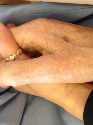 ”Otin kuvan hoitokodissa isän viimeisinä päivinä”, Ritva Ruponen kertoo.