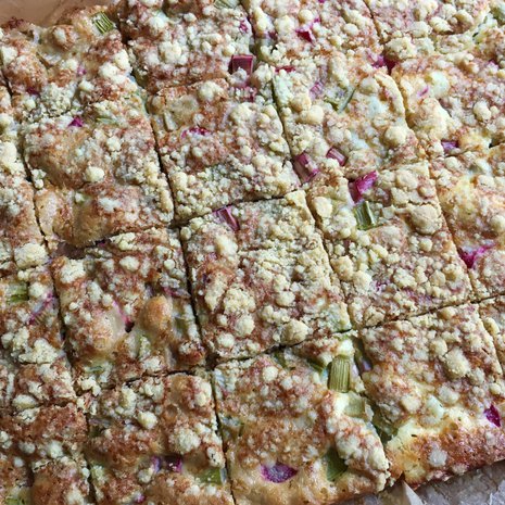 Pellille leivotusta piirakasta riittää tarjottavaa isolle porukalle.