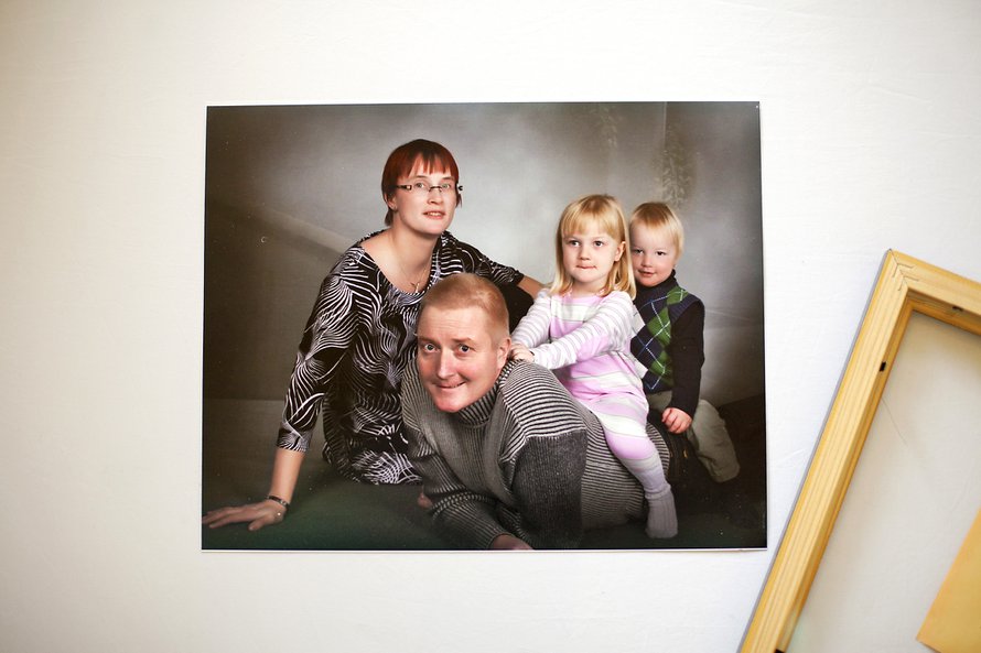 "Perhepotretti otettiin valokuvaamossa Loimaalla Jarin jo sairastuttua. Halusimme, että meistä olisi edes yksi yhteinen kuva, muisto lapsille isästään."