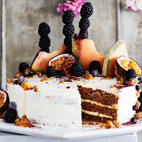 Överikakut ovat yhä hip ja pop, mutta koristeena ei tarvitse olla kilo suklaata ja keksejä. Rakenna kakun hattu hedelmistä ja superfood-marjoista.