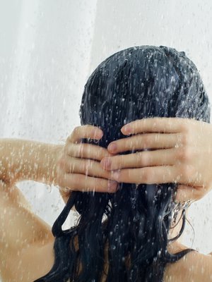 Vesijohtovesi saa hiukset tuntumaan erilaisilta kuin järvivesi. ”Emäksinen vesijohtovesi turvottaa hiuskeratiinia, mikä tekee hiuksesta karheamman ja kuivemman tuntuisen kuin happamampi, pehmeämpi järvivesi”, sanoo hiusalan koulutuspäällikkö Kirsi Oksaharju.