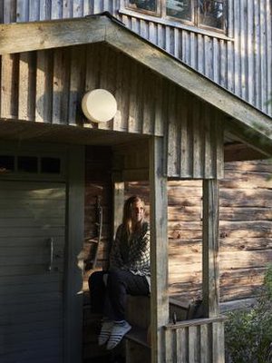 Venla Pystysen kesä ei ala kunnolla ennen kuin hän pääsee mökille. Kuistilla pestään iltaisin hampaat. Joskus lepakot lentävät silloin ohi, joutsenet huutavat ja kielo tuoksuu.